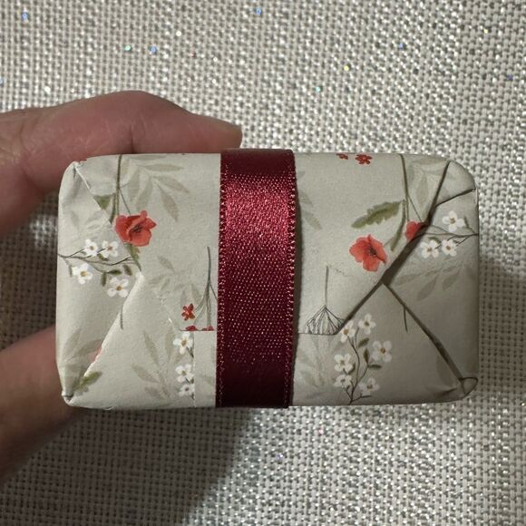 Vila Cardillium Wild Poppy Scented Soap with Oatmeal Exfoliant 1 Bar - Picture 5 of 8